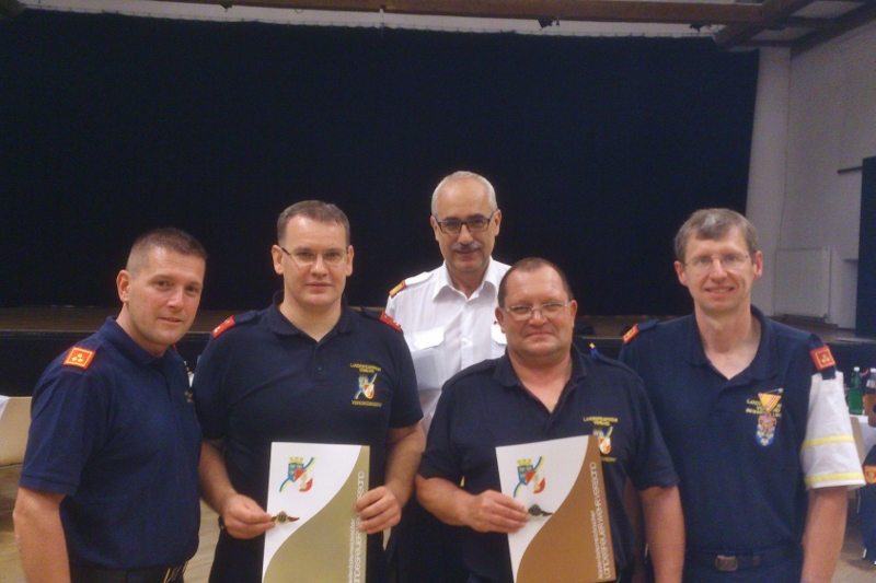© Bernd Wesely | HFM Markus Springer, HFM Roman Wesely und HBI Andreas Altricher im Bild mit KDT HBI Harald Blei und Landesfeuerwehrrat Erich Dangl