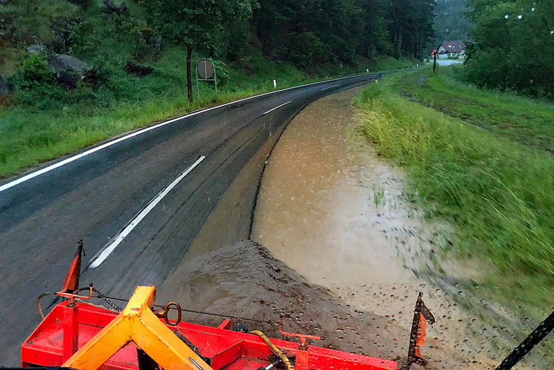 Die Straßenmeisterei reinigte die B30 in Karlstein | © Straßenmeisterei Raabs an der Thaya